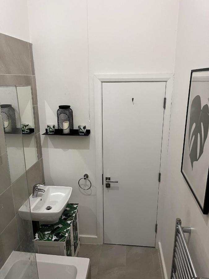 Spacious Modern 1-Bed Apartment Near Victoria Park Londra Dış mekan fotoğraf