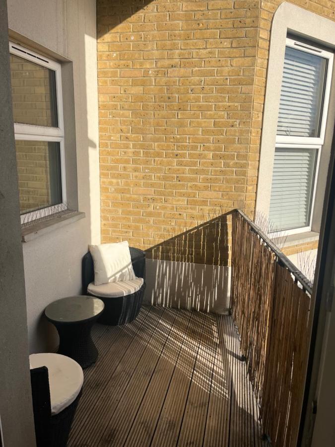 Spacious Modern 1-Bed Apartment Near Victoria Park Londra Dış mekan fotoğraf