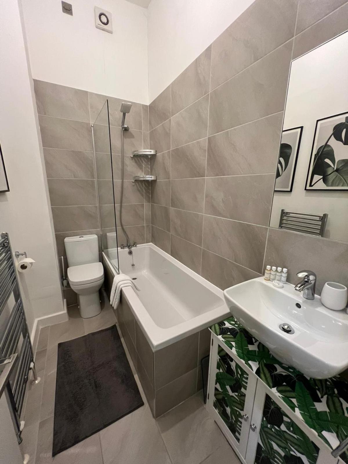 Spacious Modern 1-Bed Apartment Near Victoria Park Londra Dış mekan fotoğraf