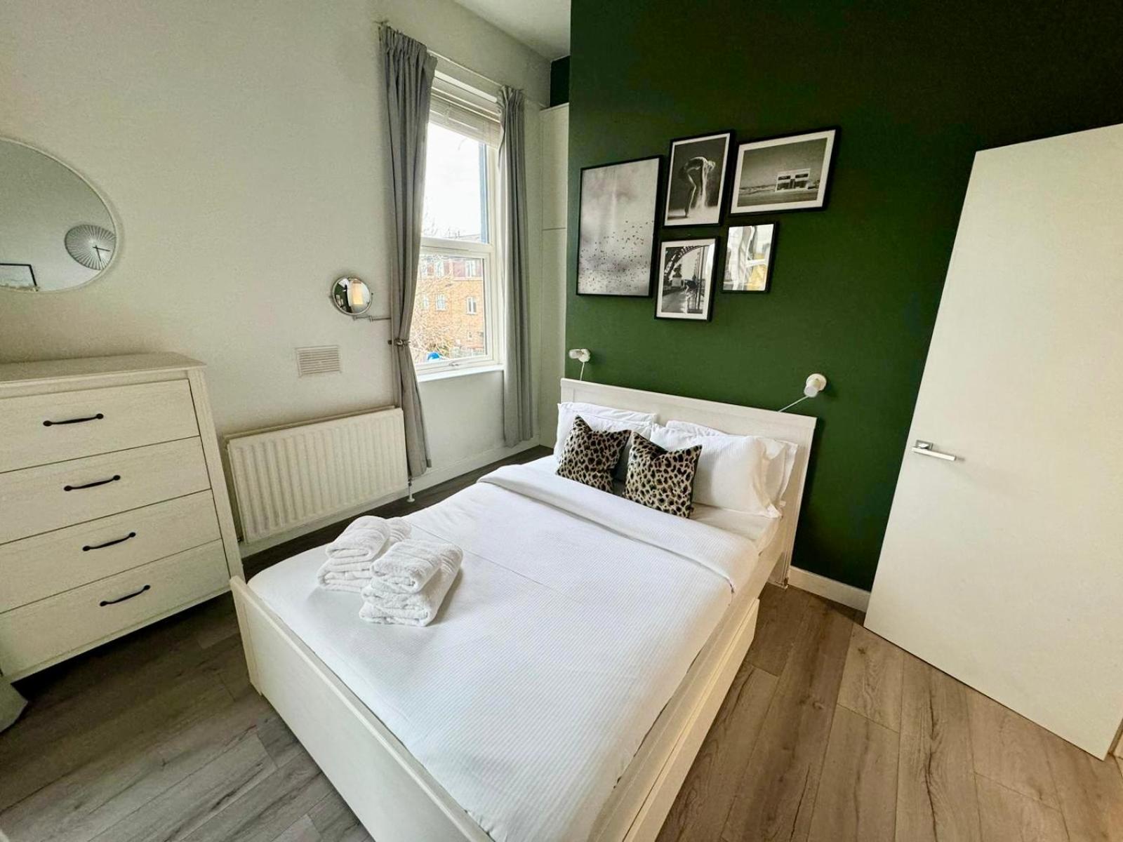 Spacious Modern 1-Bed Apartment Near Victoria Park Londra Dış mekan fotoğraf