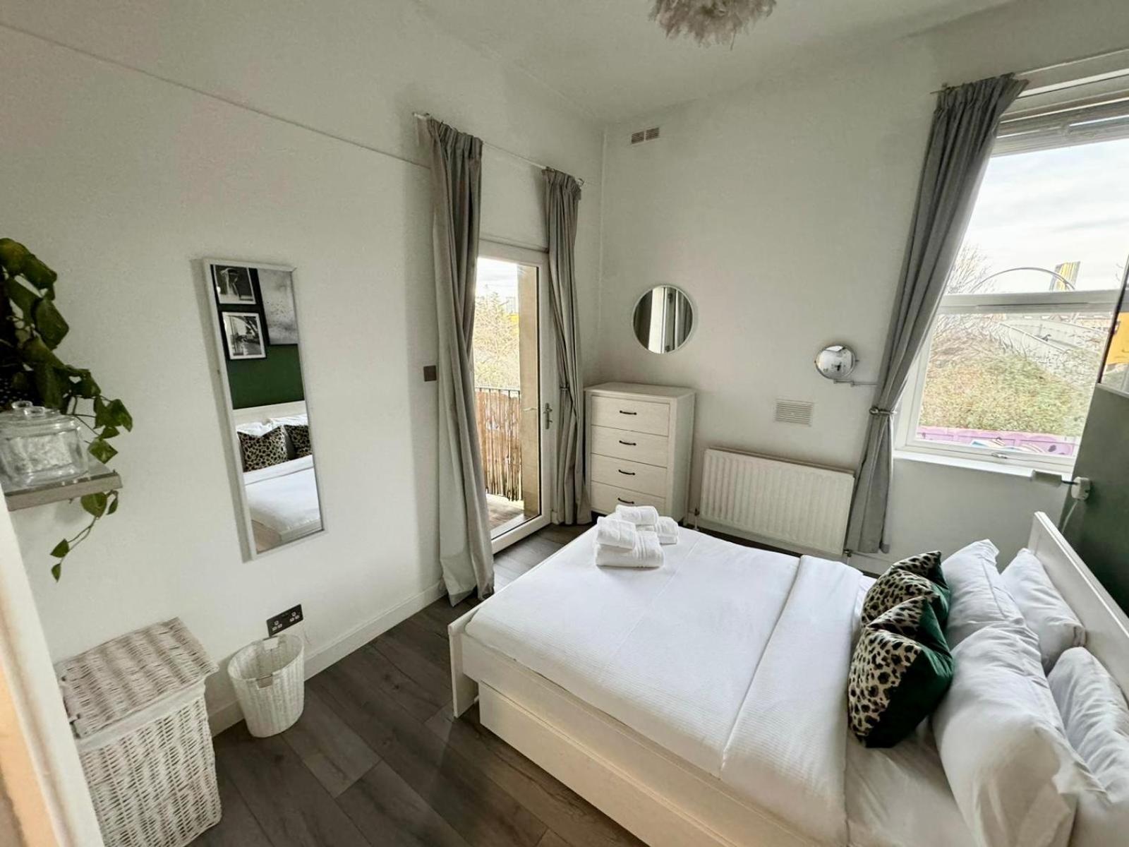 Spacious Modern 1-Bed Apartment Near Victoria Park Londra Dış mekan fotoğraf